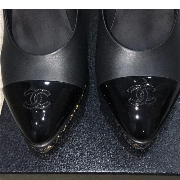 Chanel chain around pumps - Picture 3 of 6